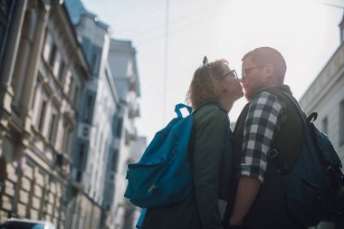 Genç bir çift aşık şehirde dolaşıyor, öpüşüyor..