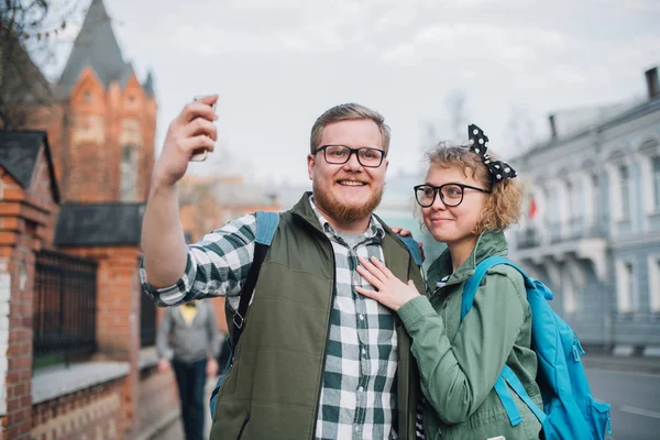 Een jong paar pasgetrouwden lopen rond de grote stad, tak — Stockfoto