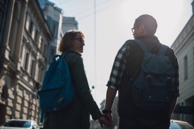 Genç bir çift aşık şehirde dolaşıyor, öpüşüyor..