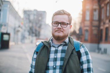 Avrupa güneşli arka planda genç bir adamın portresi 