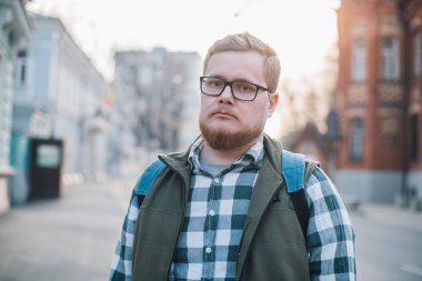 Avrupa güneşli arka planda genç bir adamın portresi 