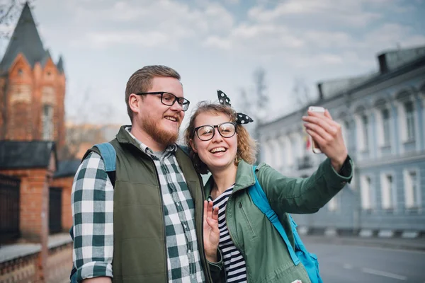 Een jong paar pasgetrouwden lopen rond de grote stad, tak — Stockfoto