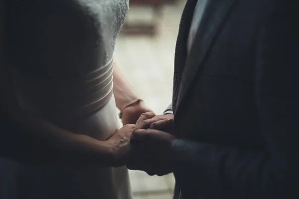 A menyasszony és a vőlegény kezét. Közeli — Stock Fotó