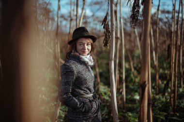 Uzun otların sonbaharın güzel kız.