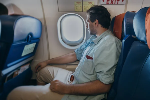 El tipo está volando en un avión . — Foto de Stock