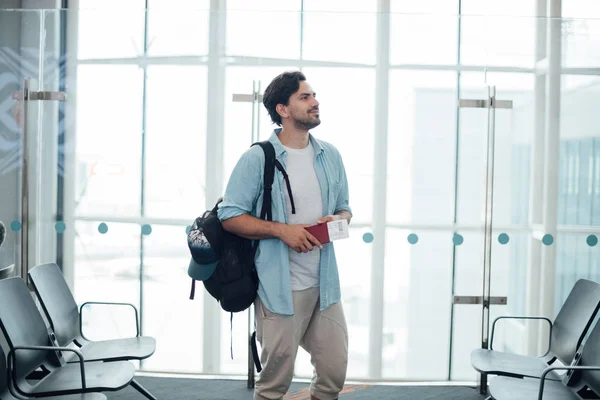 The guy with the backpack at the airport — Stock Photo, Image