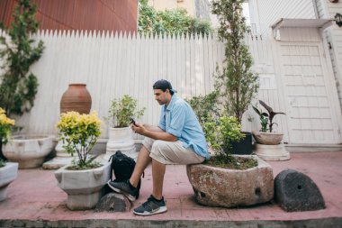 Bir adam telefonda navigasyon bir yol arıyor iken t