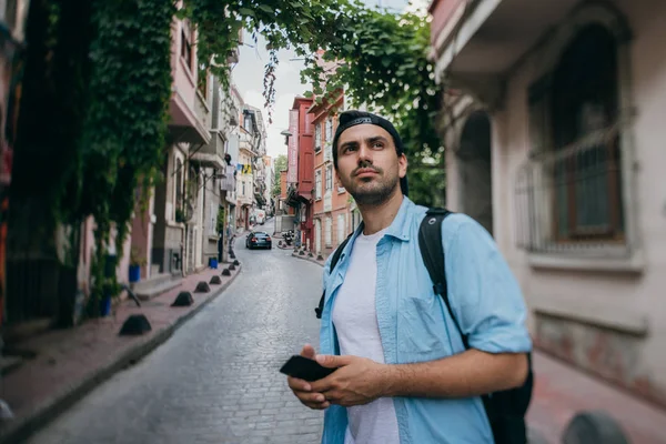 Um homem está procurando uma maneira no navegador no telefone, enquanto t — Fotografia de Stock