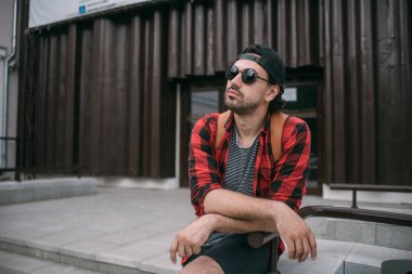 Kentsel arka planda genç bir adamın portresi