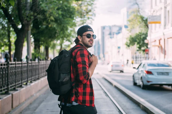 Un turista hombre camina por las calles con una mochila — Foto de Stock