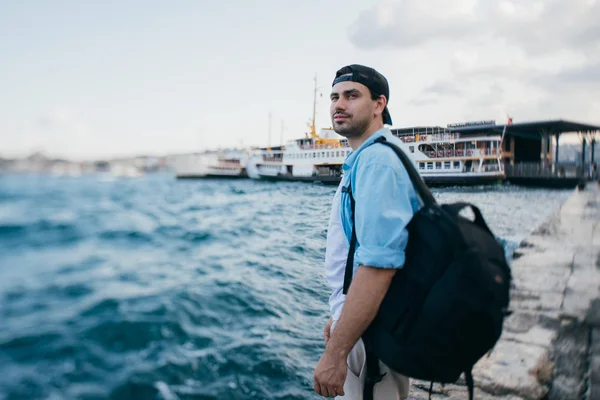 Portrait d'un jeune homme sur fond de mer, ville , — Photo