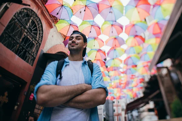 Um turista homem caminha pelas ruas com uma mochila — Fotografia de Stock