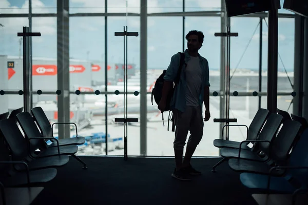 De man met de rugzak op de luchthaven — Stockfoto