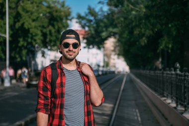 Bir adam turist bir sırt çantası ile sokaklarda yürür