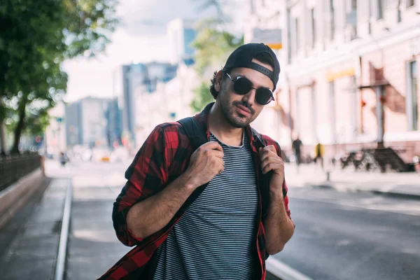 Bir adam turist bir sırt çantası ile sokaklarda yürür