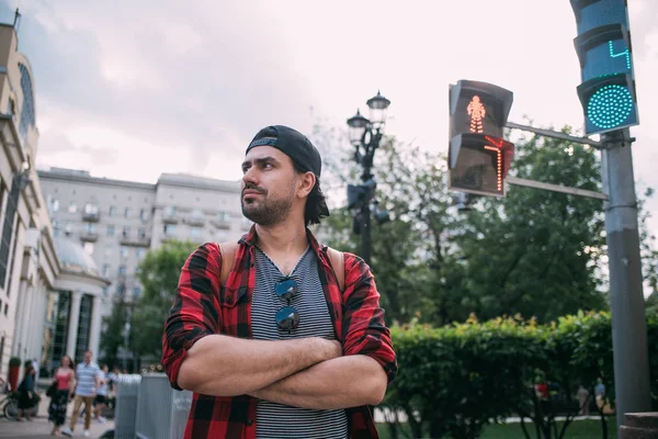 Um homem está num pedestre a atravessar um semáforo. . — Fotografia de Stock