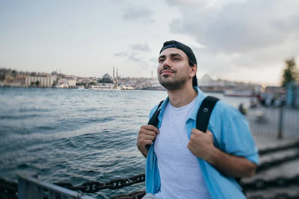 Deniz ve th arka plan karşı genç bir adamın portresi