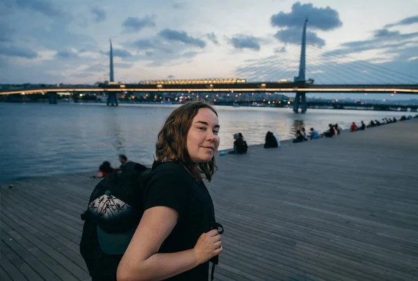 ci arka planda rıhtımda gün batımında kız