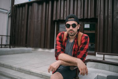 Kentsel arka planda genç bir adamın portresi