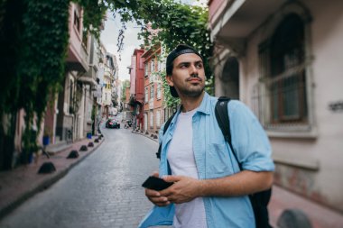 Bir adam telefonda navigasyon bir yol arıyor iken t