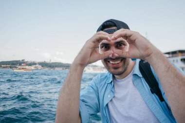 Deniz ve th arka plan karşı genç bir adamın portresi