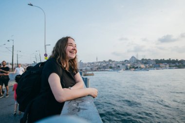 Deniz ve şehir görünümü arka planda Turist kız