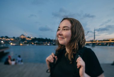 ci arka planda rıhtımda gün batımında kız