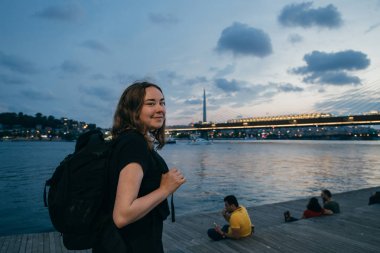 ci arka planda rıhtımda gün batımında kız