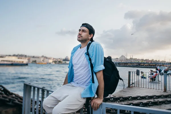 Deniz ve th arka plan karşı genç bir adamın portresi