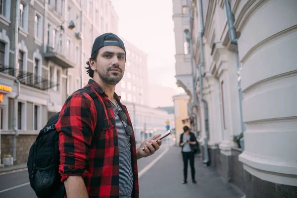 Bir adam telefonda navigasyon bir yol arıyor iken t