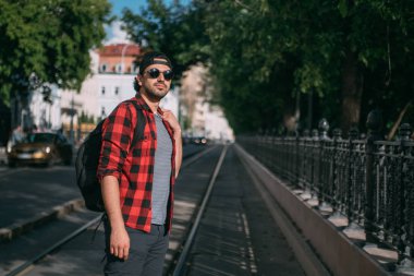 Bir adam turist bir sırt çantası ile sokaklarda yürür