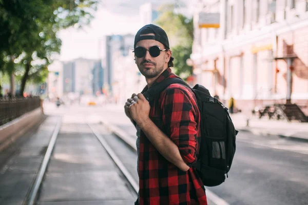 Un turista hombre camina por las calles con una mochila — Foto de Stock