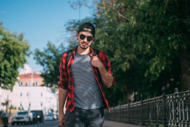 Bir adam turist bir sırt çantası ile sokaklarda yürür