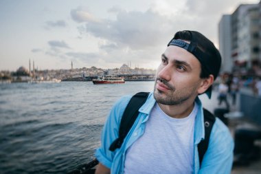 Deniz ve th arka plan karşı genç bir adamın portresi