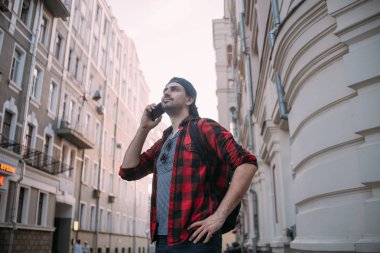 Avrupa caddesinde telefonda konuşan bir adam.