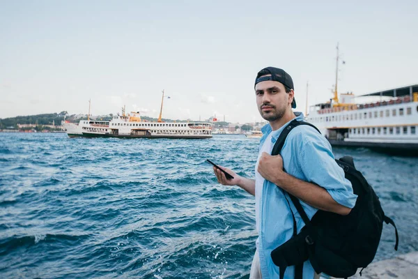 Retrato de un joven sobre el fondo del mar, ciudad , —  Fotos de Stock