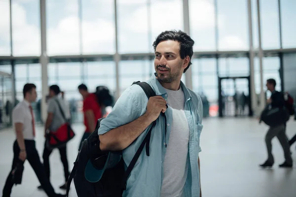 The guy with the backpack at the airport — Stock Photo, Image