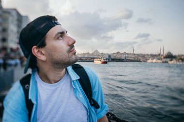 Deniz ve th arka plan karşı genç bir adamın portresi