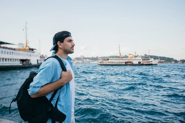 Retrato de un joven sobre el fondo del mar, ciudad , —  Fotos de Stock