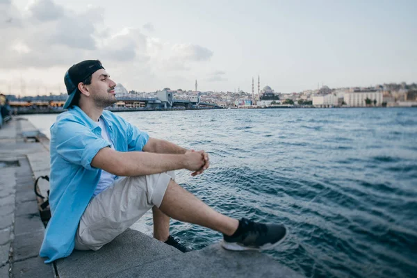 Retrato de un joven sobre el fondo del mar, ciudad , —  Fotos de Stock