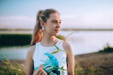 Göl kenarında genç bir kadının portresi