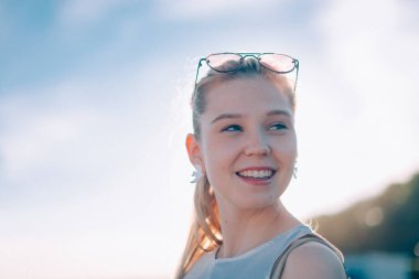 göl, deniz kenarında genç bir kadının ortit.