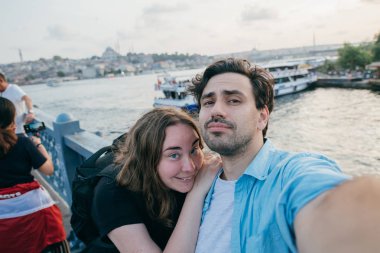 Çift arka plan aleyhine köprüüzerinde selfie yapar 