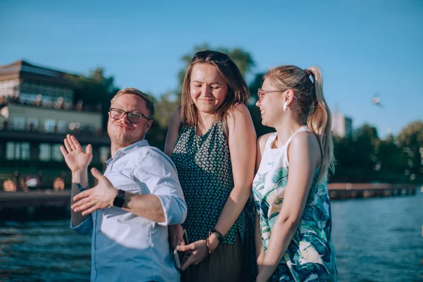 The company of happy friends at sunset. — Stock Photo, Image