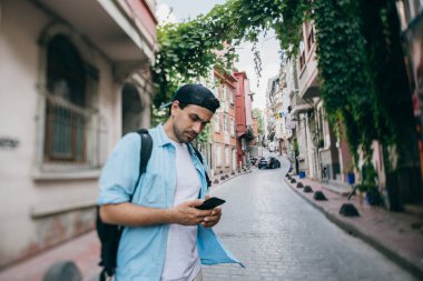 Bir adam telefonda navigasyon bir yol arıyor iken t