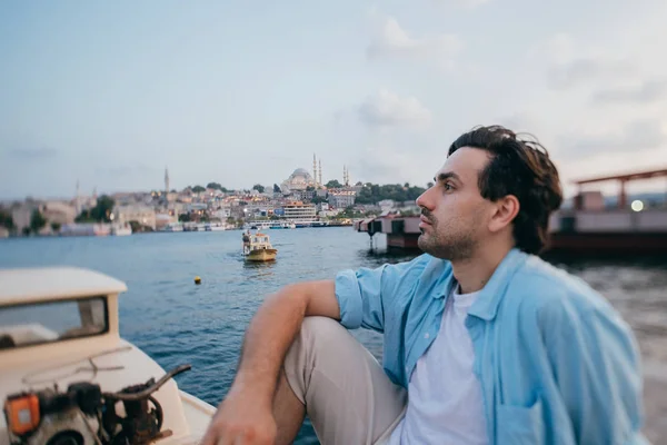 Retrato de un joven sobre el fondo del mar, ciudad , —  Fotos de Stock