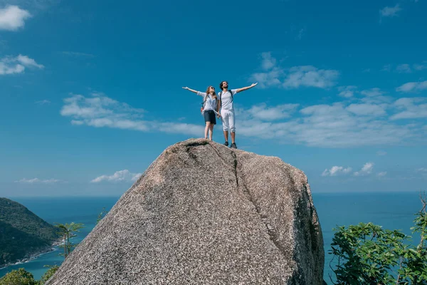 Okyanusun destansı manzarasına sahip bir çift kayanın üzerinde duruyor. Popüler bir turizm merkezi. Sevgililer tropik bölgelerde tatildeler. Tropiklerde balayı.