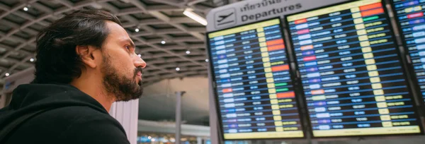 Man Schedule Board Airport Young Guy Backpack Looks Flight Schedule — Stock Photo, Image