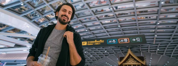 Jovem Com Uma Mochila Aeroporto Tipo Alegre Entra Terminal Espera — Fotografia de Stock