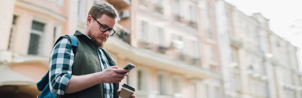 Hombre Con Teléfono Inteligente Está Caminando Por Una Calle Europea — Foto de Stock